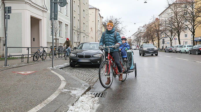Sophie mit ihrem Sohn am Freitagnachmittag auf der Implerstraße - hier war der Radweg am Morgen noch spiegelglatt gewesen.