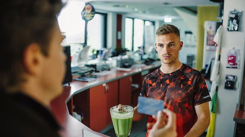 FC-Bayern-Star Joshua Kimmich spielt Trainer Kenny.