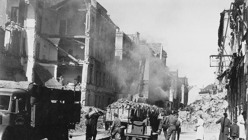 Das öffentliche Nahverkehrsnetz in München mit einer Gesamtlänge von über 120 Kilometern war im Krieg auf etwa 75 Kilometer geschrumpft. Das öffentliche Nahverkehrsnetz in München mit einer Gesamtlänge von über 120 Kilometern war im Krieg auf etwa 75 Kilometer geschrumpft.