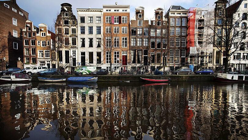 Bald sollen auf den Grachten in Amsterdam nur noch emissionsfreie Boote unterwegs sein (Archivbild).