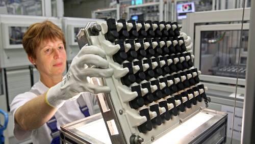 Arbeiterin in der Produktion: Im Schnitt verdienen Frauen 23 Prozent weniger als Männer. Arbeiterin in der Produktion: Im Schnitt verdienen Frauen 23 Prozent weniger als Männer.