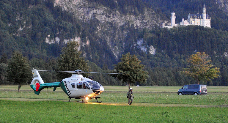 Horror-Nacht für einige Insassen einer Gondel in Schwangau. Nach einem Gleitschirm-Unfall mussten die Fahrgäste teils die Nacht in der Luft verbringen. Rettungskräfte konnten alle Menschen retten. Die Bilder