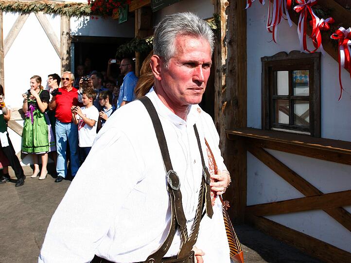 Ein seltener Anblick: Jupp Heynckes mit Hosenträgern. Ob er deshalb so mürrisch dreinschaut?