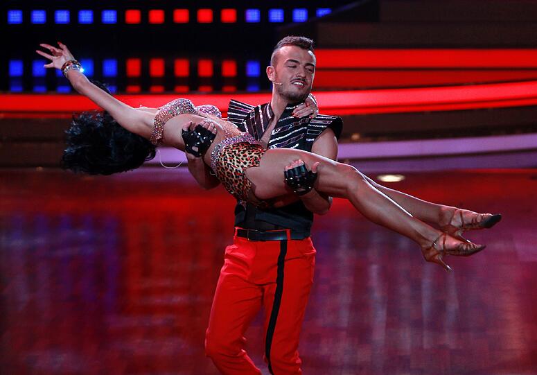 Der Sänger Adrian Bujupi mit seiner Partnerin Katja Kalugina.