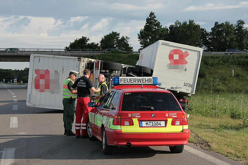 Vermutlich weil er zu schnell auf die Autobahn fährt, kommt ein Laster in der Kurve von der Fahrbahn ab und fährt in die Leitplanke. Sein Hänger kippt um.