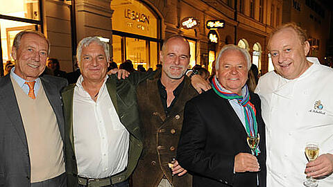 Gastro trifft Mode (v. l.): Edi Reinbold, Rolf Griesinger, Markus Meindl, Eckart Witzigmann und Alfons Schuhbeck amüsieren sich.