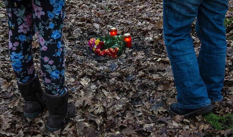 Trauer um die ermordete Maria P.: In dem Waldstück in Berlin-Adlershof legen Menschen Blumen für die 19-Jährige und ihr ungeborenes Kind nieder.