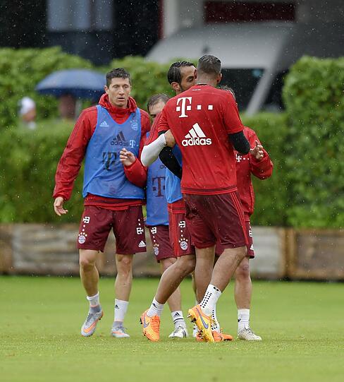 Die Bayern-Stars Jerome Boateng und Robert Lewandowski geraten im Mittwochstraining heftig aneinander. Foto: Bernd Feil