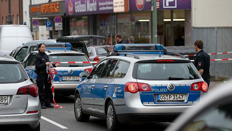 Bluttat in Osnabrück: In einem türkischen Supermarkt wurde am Donnerstagvormittag ein 45-jähriger Mann erschossen. Die Bilder vom Tatort. Bluttat in Osnabrück: In einem türkischen Supermarkt wurde am Donnerstagvormittag ein 45-jähriger Mann erschossen. Die Bilder vom Tatort.