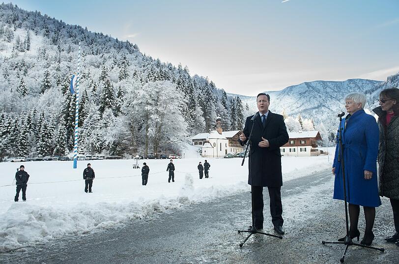 Englands Premier David Cameron ist zu Gast bei der CSU-Klausurtagung in Wildbad-Kreuth. Vor malerischer Bergkulisse gibt er hier ein Statement gegenüber der Presse ab.