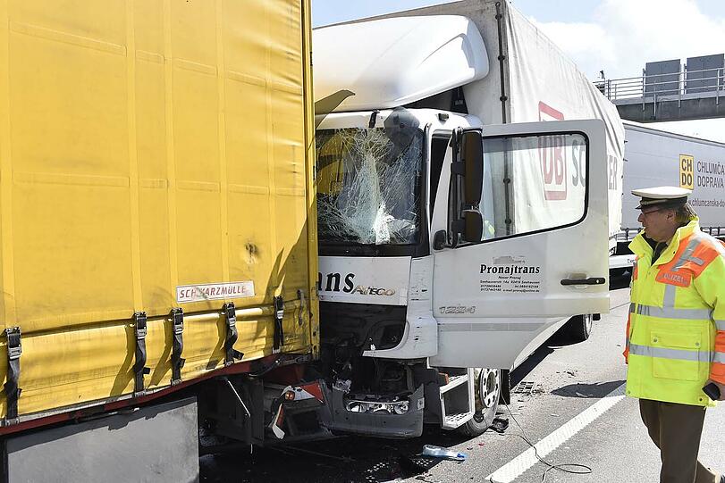 Auf der A9 krachten vier Lkw ineinander. Es kam zu langen Rückstaus und Verkehrsbehinderungen.