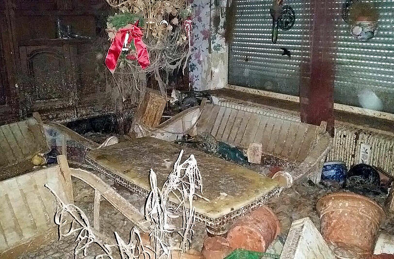 Müll, Exkremente, Tier-Kadaver: Die Bilder aus dem Horror-Haus sind kaum zu ertragen.