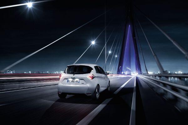 Im Test verbraucht der Zoe 14 kWh auf 100 Kilometer und liegt damit nur ganz knapp über dem Normwert von 13,3 kWh.
