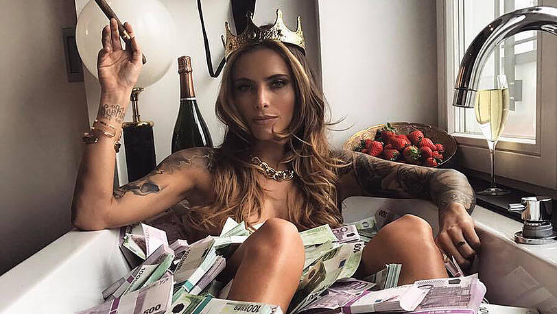 Sophia Thomalla badet im Werbespot zu lottohelden.tv im Geld