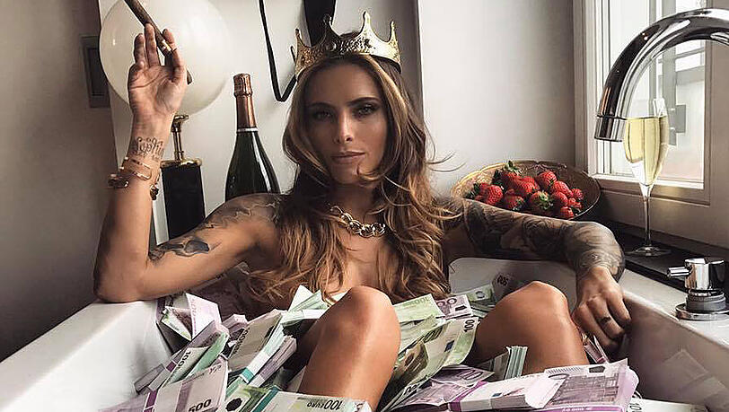 Sophia Thomalla badet im Werbespot zu lottohelden.tv im Geld Sophia Thomalla badet im Werbespot zu lottohelden.tv im Geld