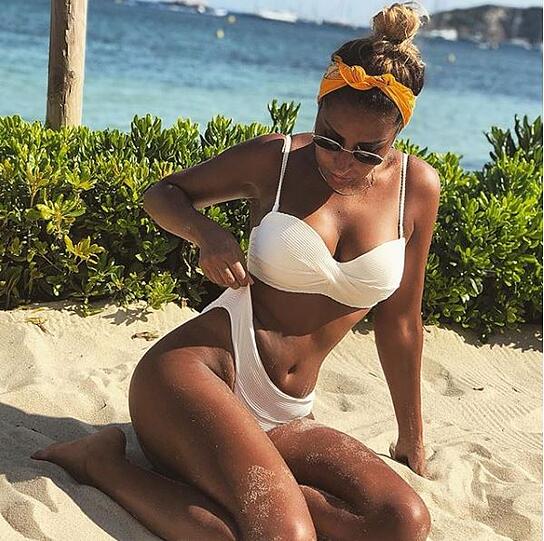 Selbstbewusst und stolz: Sängerin Senna Gammour im Urlaub