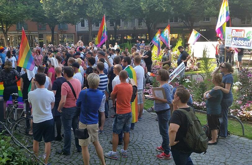 Ein Zeichen gegen Homophobie: Die Demonstration auf dem Weißenburger Platz.