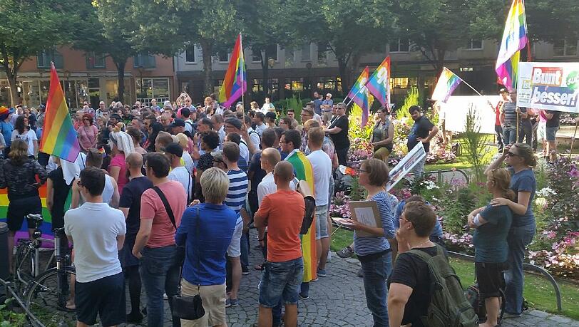 Ein Zeichen gegen Homophobie: Die Demonstration auf dem Weißenburger Platz. Ein Zeichen gegen Homophobie: Die Demonstration auf dem Weißenburger Platz.