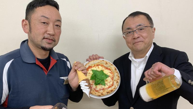 Fabrikleiter Hiroaki Miyazawa (l.) und Firmensprecher Yuta Kurokawa mit Repliken: eine Pizza, eine Maß Bier, eine Cola mit Eiswürfeln während des Einschüttens und ein Softeis. Fabrikleiter Hiroaki Miyazawa (l.) und Firmensprecher Yuta Kurokawa mit Repliken: eine Pizza, eine Maß Bier, eine Cola mit Eiswürfeln während des Einschüttens und ein Softeis.