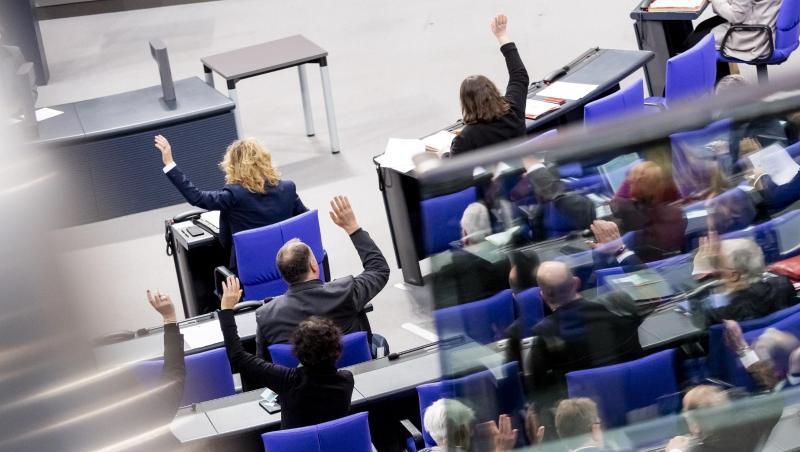 Im Bundestag sitzen mehr als doppelt soviel Männer wie Frauen. Im Bundestag sitzen mehr als doppelt soviel Männer wie Frauen.
