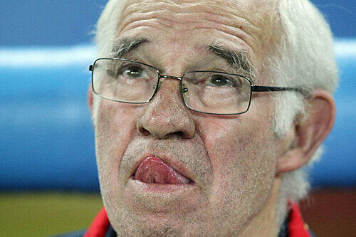 Luis Aragones ist fast 70 Jahre alt und nichts versetzt ihn mehr in Wallung als Fußball.