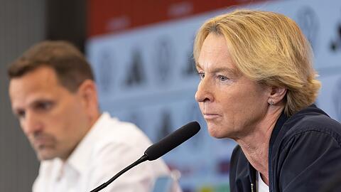 Panagiotis Chatzialexiou (l), Sportlicher Leiter Nationalmannschaften, und Bundestrainerin Martina Voss-Tecklenburg nehmen an einer Pressekonferenz teil.