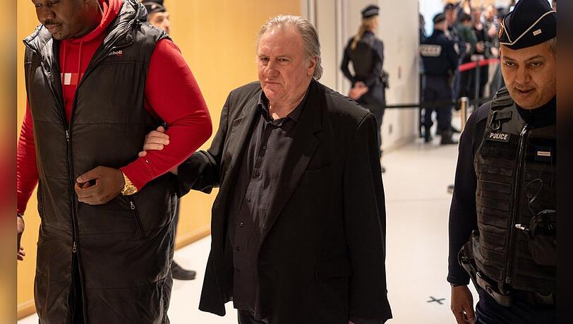 Fast 20 Frauen haben über die Jahre schwere Vorwürfe gegen Gérard Depardieu erhoben. In zwei Fällen wurde er jetzt schuldig gesprochen.