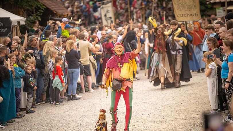 Maxx, der Narr, führt seine Königsmarionette übers Gelände beim Umzug vor dem Ritterturnier.
