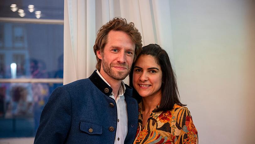 Sebastian Niedermaier (SPD) freut sich zusammen mit seiner Frau Andrielly über seinen Wahlsieg bei der Stichwahl des Oberbürgermeisters. Sebastian Niedermaier (SPD) freut sich zusammen mit seiner Frau Andrielly über seinen Wahlsieg bei der Stichwahl des Oberbürgermeisters.