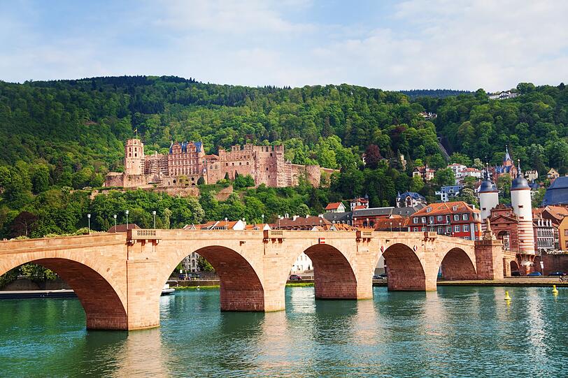 Das Schloss Heidelberg zählt unbestreitbar zu den berühmtesten Bauwerken Deutschlands. Als Wahrzeichen der Stadt thront die Schlossruine über dem Stadtbild und zieht viele Besucher auch aus dem Ausland an. Vor allem im Pfälzischen Erbfolgekrieg Ende des 17. Jahrhunderts wurde das Schloss stark beschädigt. Zuvor war es die Residenz der Kurfürsten von der Pfalz. Das Schloss Heidelberg zählt unbestreitbar zu den berühmtesten Bauwerken Deutschlands. Als Wahrzeichen der Stadt thront die Schlossruine über dem Stadtbild und zieht viele Besucher auch aus dem Ausland an. Vor allem im Pfälzischen Erbfolgekrieg Ende des 17. Jahrhunderts wurde das Schloss stark beschädigt. Zuvor war es die Residenz der Kurfürsten von der Pfalz.