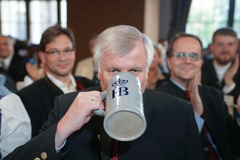 Django schenkt ein: Die besten Bilder vom Politikerderblecken beim Maibock-Anstich im Hofbräuhaus.