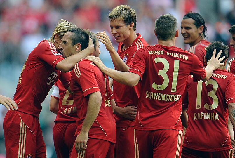 HOLGER BADSTUBER (Mitte):Der Mann ist ein Unikat bei Bayern. Der einzige Linksfußinnenverteidiger, also Stammspieler. Spielt immer &ndash; und gegen den HSV ohne Fehler. NOTE 3