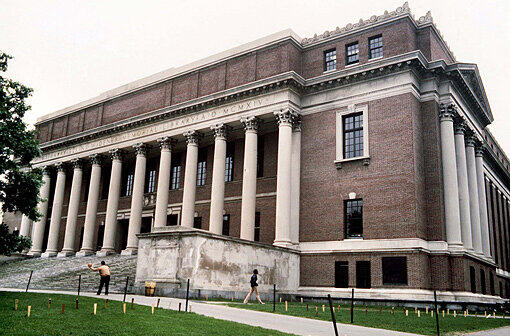 1971 hat Mitt Romney einen doppelten Abschluss an der Harvard-Universität erworben - in Jura und in Betriebswirtschaftslehre.