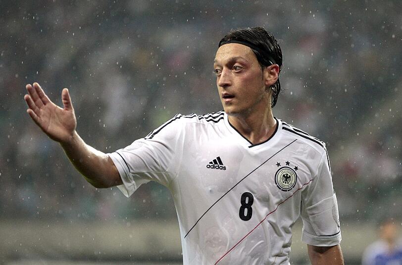 Warnt seine Kollegen vor der großen Motiviation der deutschen Gegner bei der EM: Mesut Özil.