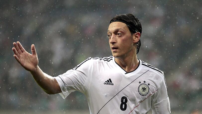Warnt seine Kollegen vor der großen Motiviation der deutschen Gegner bei der EM: Mesut Özil. Warnt seine Kollegen vor der großen Motiviation der deutschen Gegner bei der EM: Mesut Özil.