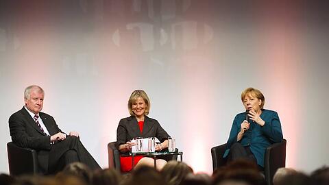 Vorgeführt: Horst Seehofer macht ein langes Gesicht, Nicola Brüning (Mitte), Chefin des Berliner BMW-Konzernbüros, hat ihn mit ihrer Moderation verblüfft, und Angela Merkel (r.) brät ihm eins über.