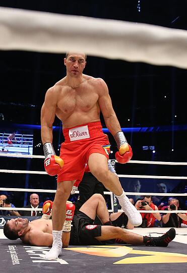 Klitschko ließ seinem Kontrahenten nicht den Hauch einer Chance. Mehrfach schickte er ihn auf die Bretter. Die Bilder vom Fight.