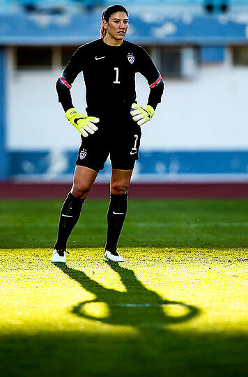 Die US-Torhüterin Hope Solo weiß auch neben dem Platz aufzufallen. Klicken Sie sich durch die Bilderstrecke.