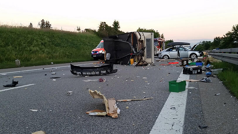 Der Wohnwagen ist komplett zerstört, das Zugfahrzeug landete in der Leitplanke. Ingesamt kamen drei Verletzte ins Krankenhaus. Die Bilder von der A7.