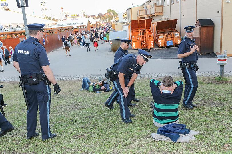 Die AZ hat die Polizisten der Wiesnwache für einen Tag begleitet: Wegerklärungen, "Kotzhügel"-Besuche, Festnahmen und einiges mehr - klicken Sie sich durch die Bilderstrecke.
