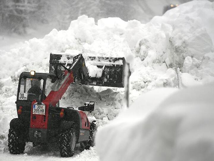 Ein fast aussichtsloser Kampf: Ein Bagger gräbt sich im österreichischen Niedertauern durch die Schneemassen.