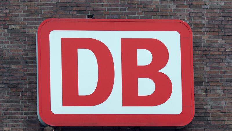 Monteure arbeiten an einem Unternehmensschild der Deutschen Bahn. Foto: Federico Gambarini/Archivbild Monteure arbeiten an einem Unternehmensschild der Deutschen Bahn. Foto: Federico Gambarini/Archivbild