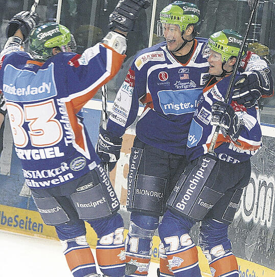 Hart gekämpft und dann feste gefeiert: Colin Beardsmore machte Sekunden vor Ende der Partie den Tiger-Sieg gegen Berlin perfekt (links). Und Adrian Grygiel, Shawn Carter und Uli Maurer (oben, von links) jubelten nach einem pefekten Eishockey-Abend.Fotos: bayernpress