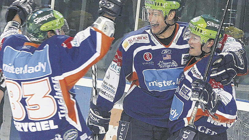 Hart gekämpft und dann feste gefeiert: Colin Beardsmore machte Sekunden vor Ende der Partie den Tiger-Sieg gegen Berlin perfekt (links). Und Adrian Grygiel, Shawn Carter und Uli Maurer (oben, von links) jubelten nach einem pefekten Eishockey-Abend.Fotos: bayernpress Hart gekämpft und dann feste gefeiert: Colin Beardsmore machte Sekunden vor Ende der Partie den Tiger-Sieg gegen Berlin perfekt (links). Und Adrian Grygiel, Shawn Carter und Uli Maurer (oben, von links) jubelten nach einem pefekten Eishockey-Abend.Fotos: bayernpress