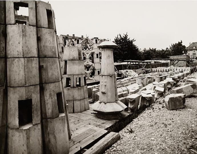 Beton-Bauteile warten 1981 darauf, auf den neuen Spitzturms der Mariahilfkirche montiert zu werden. Münchner Türme im Laufe der Zeit zum Durchklicken.