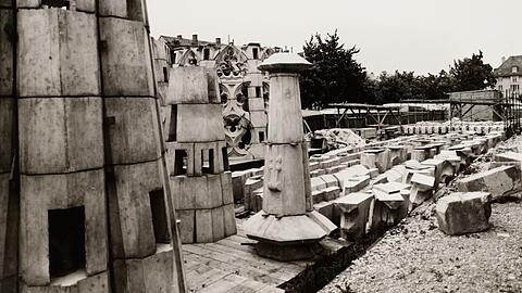 Beton-Bauteile warten 1981 darauf, auf den neuen Spitzturms der Mariahilfkirche montiert zu werden. Münchner Türme im Laufe der Zeit zum Durchklicken.