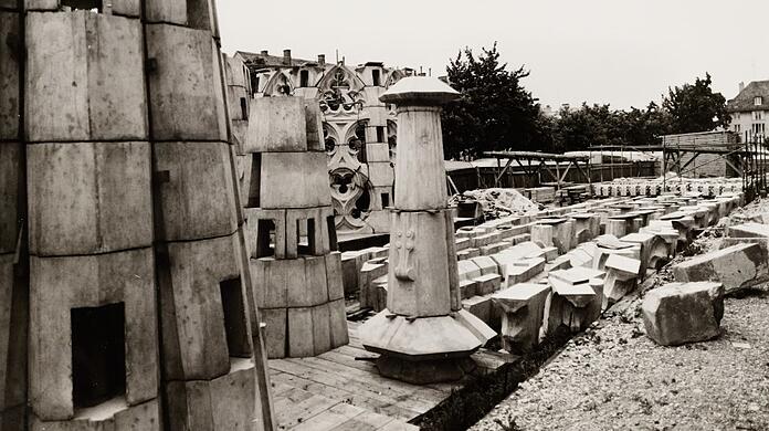 Beton-Bauteile warten 1981 darauf, auf den neuen Spitzturms der Mariahilfkirche montiert zu werden. Münchner Türme im Laufe der Zeit zum Durchklicken.