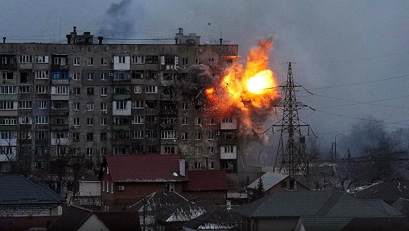 Ein Wohnhaus unter Beschuss eines russischen Panzers: Am Mittwoch ist Unabhängigkeitstag in der Ukraine - das Datum fällt zusammen mit einem halben Jahr der russischen Invasion. (Archivbild)