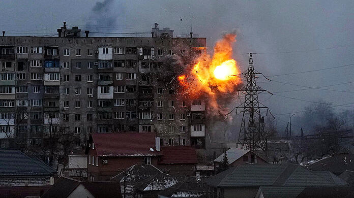 Ein Wohnhaus unter Beschuss eines russischen Panzers: Am Mittwoch ist Unabhängigkeitstag in der Ukraine - das Datum fällt zusammen mit einem halben Jahr der russischen Invasion. (Archivbild)