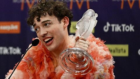 Beim Feiern des ESC-Siegs zerbrach Nemo im vergangenen Jahr die Trophäe.